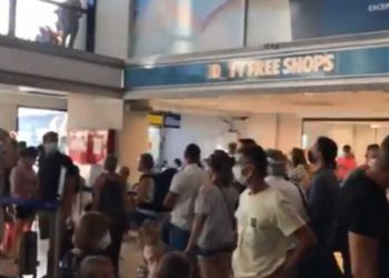 Κως: Ο ένας πάνω στον άλλον – Απίστευτες εικόνες στο αεροδρόμιο