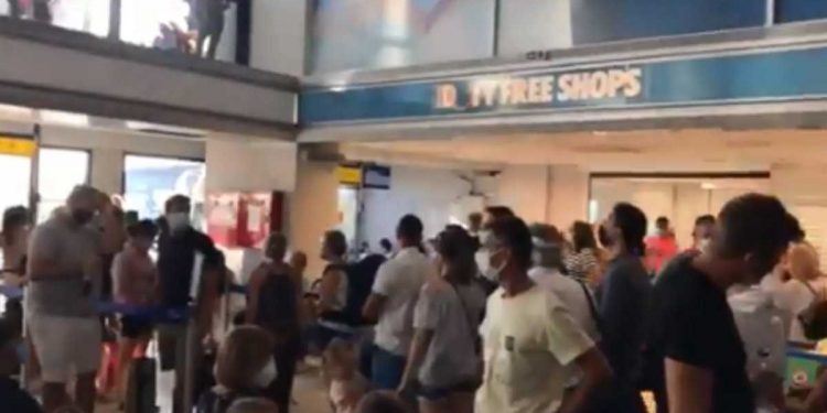 Κως: Ο ένας πάνω στον άλλον – Απίστευτες εικόνες στο αεροδρόμιο