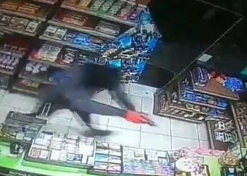 Θεσσαλονίκη: Βίντεο – ντοκουμέντο – Αδίστακτοι ληστές μπούκαραν με όπλα σε ψιλικατζίδικο