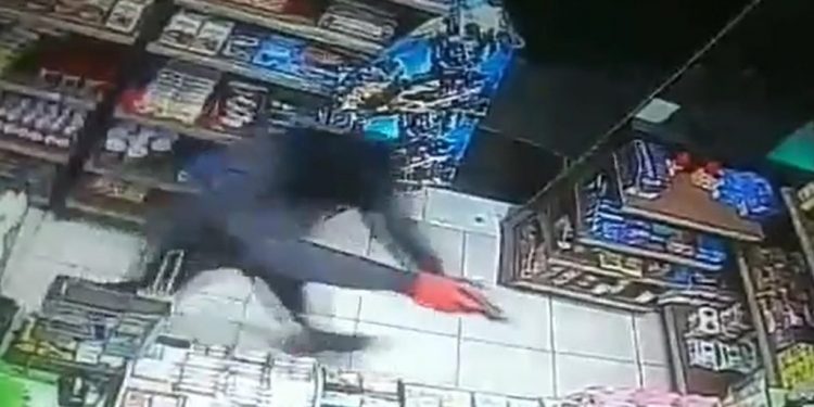 Alldaynews.gr Θεσσαλονίκη: Βίντεο – ντοκουμέντο – Αδίστακτοι ληστές μπούκαραν με όπλα σε ψιλικατζίδικο