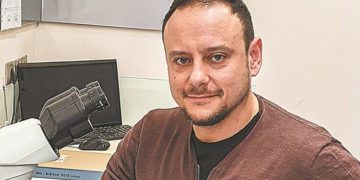 Ποιος είναι ο Γκίκας Μαγιορκίνης που θα αντικαθιστά τον Σωτήρη Τσιόδρα