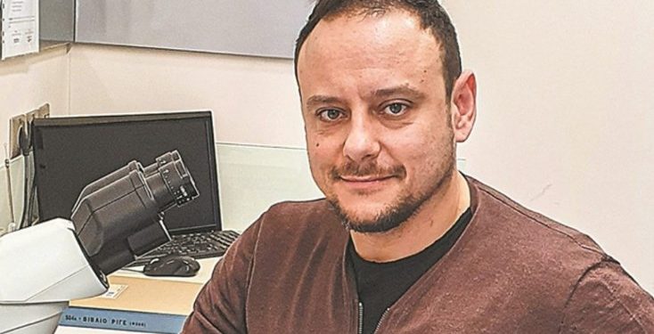 Ποιος είναι ο Γκίκας Μαγιορκίνης που θα αντικαθιστά τον Σωτήρη Τσιόδρα