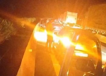 Φωτιά σε λεωφορείο με 29 επιβάτες έξω από την Αθήνα και μεγάλο μποτιλιάρισμα (pics, vids)