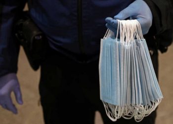 Αν δείτε να φοράει τέτοια μάσκα, μακριά του όσο πιο γρήγορα γίνεται!