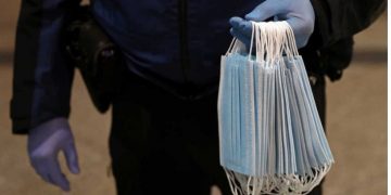 Alldaynews.gr Αν δείτε να φοράει τέτοια μάσκα, μακριά του όσο πιο γρήγορα γίνεται!