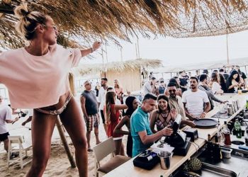 Κρούσματα κορωνοϊού: Γυρίζουν από τα νησιά και φέρνουν τον ιό στην Αθήνα