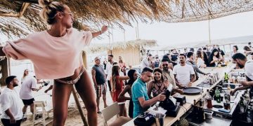 Κρούσματα κορωνοϊού: Γυρίζουν από τα νησιά και φέρνουν τον ιό στην Αθήνα