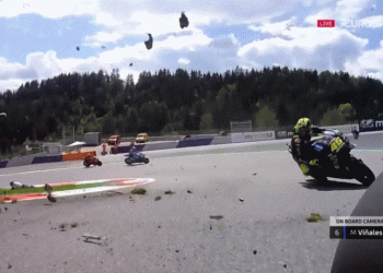 Αδιανόητο ατύχημα και στο moto GP: Ζαρκό-Μορμπιντέλι, άγιο είχε ο Ρόσι! (vid)