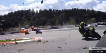 Alldaynews.gr Αδιανόητο ατύχημα και στο moto GP: Ζαρκό-Μορμπιντέλι, άγιο είχε ο Ρόσι! (vid)