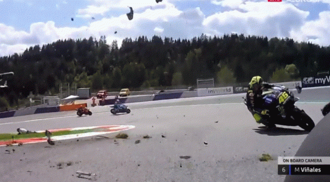 Alldaynews.gr Αδιανόητο ατύχημα και στο moto GP: Ζαρκό-Μορμπιντέλι, άγιο είχε ο Ρόσι! (vid)