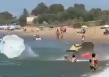 Εντυπωσιακός ανεμοστρόβιλος στην Αμαλιάδα: Ιπτάμενες ομπρέλες και πετσέτες (Video)