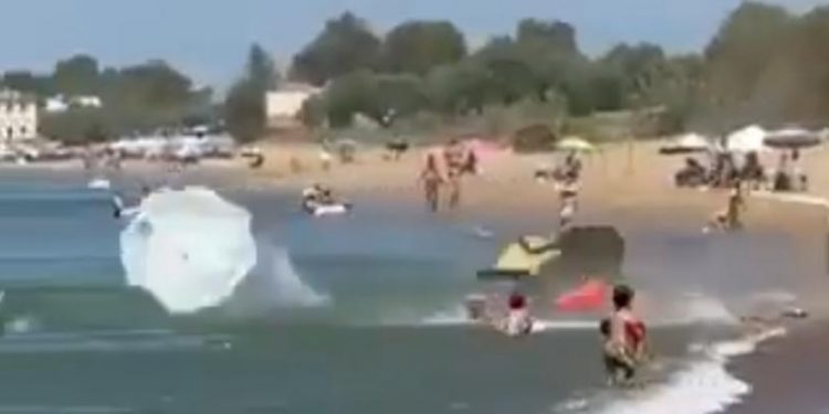 Alldaynews.gr Εντυπωσιακός ανεμοστρόβιλος στην Αμαλιάδα: Ιπτάμενες ομπρέλες και πετσέτες (Video)