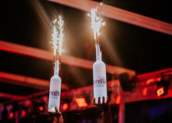 Στην Θεσσαλονίκη “δεν έχει Κορωνοϊό”:  Πατείς με, πατώ σε σε κέντρο διασκέδασης (pics)