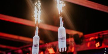 Alldaynews.gr Στην Θεσσαλονίκη “δεν έχει Κορωνοϊό”:  Πατείς με, πατώ σε σε κέντρο διασκέδασης (pics)