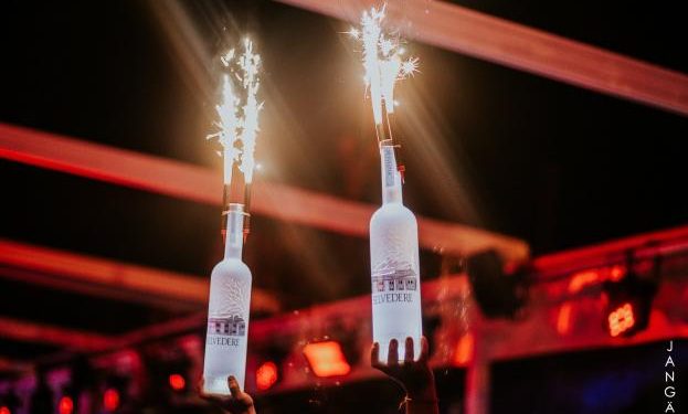 Alldaynews.gr Στην Θεσσαλονίκη “δεν έχει Κορωνοϊό”:  Πατείς με, πατώ σε σε κέντρο διασκέδασης (pics)