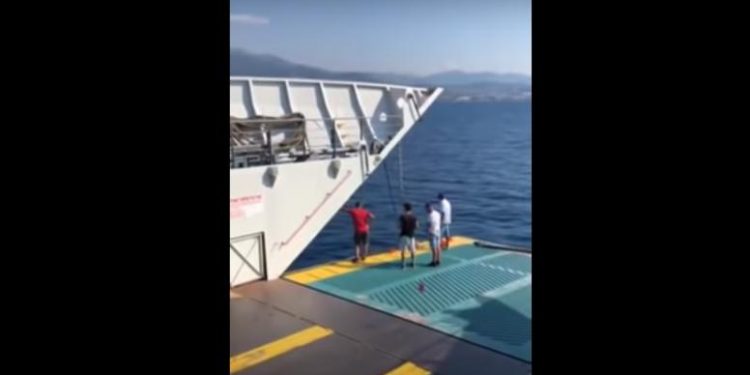 Απίστευτο περιστατικό στο Αντίρριο: Παρασύρθηκε από ρεύματα και τον έσωσε το φέρι μποτ (Video)