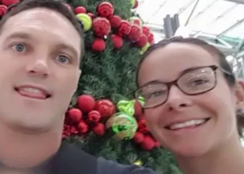 Απίστευτο και όμως αληθινό: Πήδηξε πάνω σε καρχαρία για να σώσει τη σύζυγό του – και τα κατάφερε!