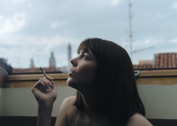 Oι γυναίκες που καπνίζουν είναι πιο ευάλωτες να εκδηλώσουν καρκίνο