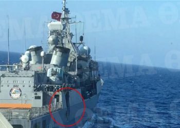 Ιστορική φωτογραφία: Η τουρκική φρεγάτα με… τρύπα από τη σύγκρουση στο Αιγαίο! (vid)