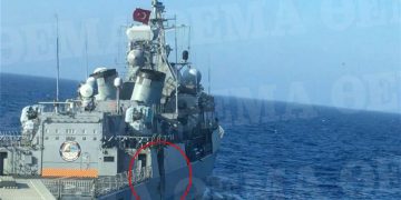 Ιστορική φωτογραφία: Η τουρκική φρεγάτα με… τρύπα από τη σύγκρουση στο Αιγαίο! (vid)