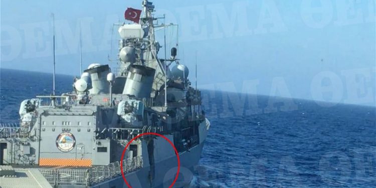 Ιστορική φωτογραφία: Η τουρκική φρεγάτα με… τρύπα από τη σύγκρουση στο Αιγαίο! (vid)