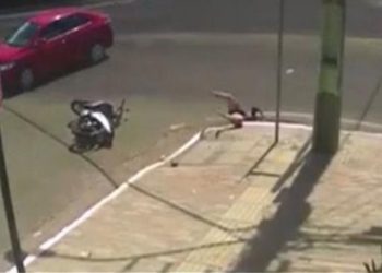 Tροχαίο-σοκ: Αυτοκίνητο συγκρούεται με σκούτερ και η οδηγός πέφτει σε υπόνομο (Video)