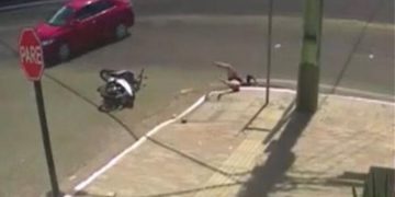 Alldaynews.gr Tροχαίο-σοκ: Αυτοκίνητο συγκρούεται με σκούτερ και η οδηγός πέφτει σε υπόνομο (Video)