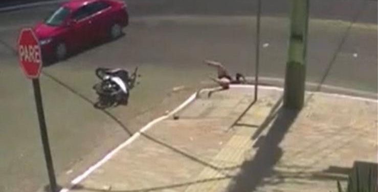 Alldaynews.gr Tροχαίο-σοκ: Αυτοκίνητο συγκρούεται με σκούτερ και η οδηγός πέφτει σε υπόνομο (Video)