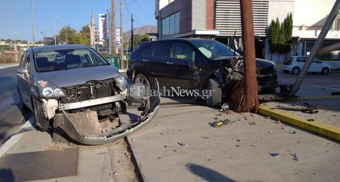 Alldaynews.gr Κρήτη: Στο ίδιο σημείο που “έφυγε” ο υποσμηναγός – «Σμπαράλια» τα δύο αυτοκίνητα (pics)