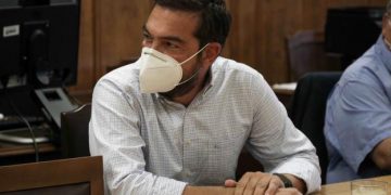 Με… μούσι και σούπερ προστατευτική μάσκα ο Αλέξης Τσίπρας στην ΚΟ του ΣΥΡΙΖΑ (pics)