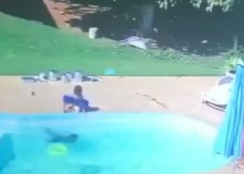 Απίστευτο βίντεο: 3χρονος σώζει φίλο του από πνιγμό σε πισίνα