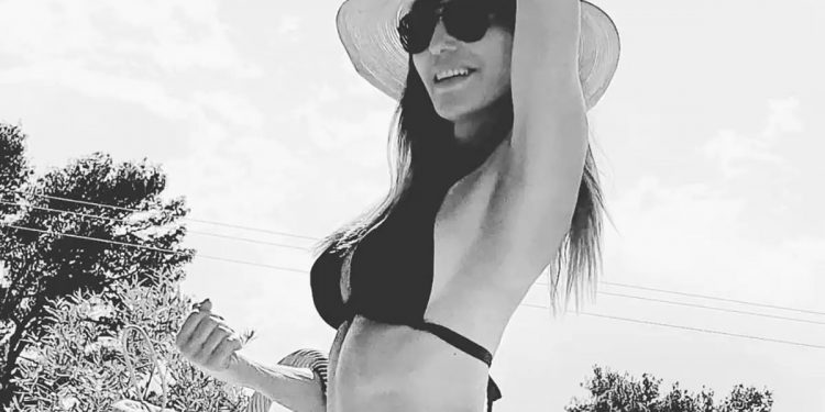 Alldaynews.gr Bίκυ Χατζηβασιλείου: Με μαγιό στη Μύκονο χωρίς ρετούς! Βάζει κάτω 20αρες