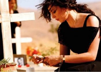 Πρέπει να φοράς κοντομάνικο και καλσόν χήρα γυναίκα, μου έλεγαν. Η υποκρισία σας, μου φέρνει εμετό!