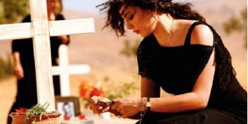 Πρέπει να φοράς κοντομάνικο και καλσόν χήρα γυναίκα, μου έλεγαν. Η υποκρισία σας, μου φέρνει εμετό!