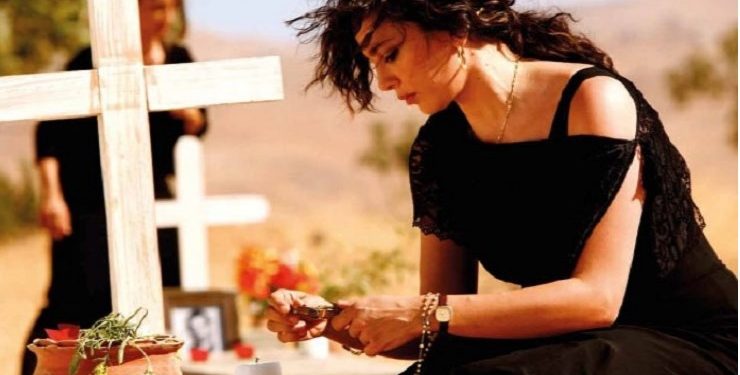 Πρέπει να φοράς κοντομάνικο και καλσόν χήρα γυναίκα, μου έλεγαν. Η υποκρισία σας, μου φέρνει εμετό!