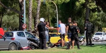 Alldaynews.gr ΠΡΙΝ ΑΠΟ ΛΙΓΟ στη Βουλιαγμένη: Άγριο ξύλο και μαχαιρώματα (pics, video)