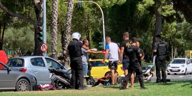 Alldaynews.gr ΠΡΙΝ ΑΠΟ ΛΙΓΟ στη Βουλιαγμένη: Άγριο ξύλο και μαχαιρώματα (pics, video)