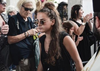 Σερβιτόρα στη Μύκονο η κόρη του Μπονάτσου – «Στη ζωή χρειάζεται να κάνουμε κάποιες θυσίες»