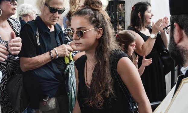 Alldaynews.gr Σερβιτόρα στη Μύκονο η κόρη του Μπονάτσου – «Στη ζωή χρειάζεται να κάνουμε κάποιες θυσίες»