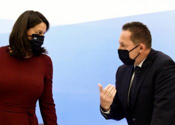 “Το Υπ. Παιδείας δεν έκανε τίποτα για αίθουσες και προσωπικό, τώρα επαφίεται στις μάσκες και την ευθύνη των ανήλικων μαθητών!”