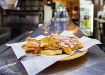 Στο άλλο άκρο: Λουκέτο σε μπουγατσάδικο επειδή οι πελάτες έτρωγαν στο πεζοδρόμιο