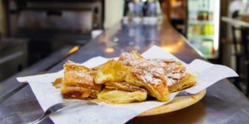 Στο άλλο άκρο: Λουκέτο σε μπουγατσάδικο επειδή οι πελάτες έτρωγαν στο πεζοδρόμιο