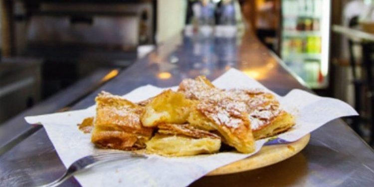 Στο άλλο άκρο: Λουκέτο σε μπουγατσάδικο επειδή οι πελάτες έτρωγαν στο πεζοδρόμιο