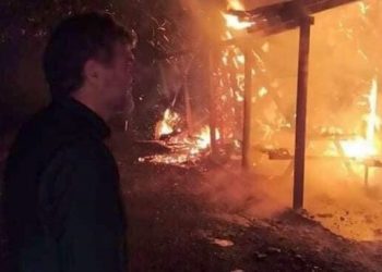 Κάηκε ολοσχερώς ο ξενώνας Μελιβοίας – Κάλεσμα του Δημάρχου: “Φιλοξενήθηκαν φοιτητές και καθηγητές… Θα το ξανακάνουμε το σπιτάκι μας” (pics)