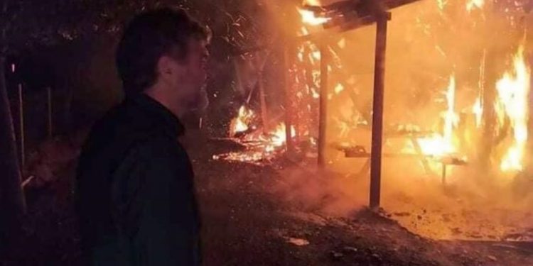 Alldaynews.gr Κάηκε ολοσχερώς ο ξενώνας Μελιβοίας – Κάλεσμα του Δημάρχου: “Φιλοξενήθηκαν φοιτητές και καθηγητές… Θα το ξανακάνουμε το σπιτάκι μας” (pics)