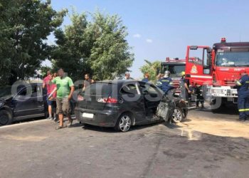 Τρεις τραυματίες σε σοβαρό τροχαίο που έγινε στην Λάρισας – Βόλου (pics)