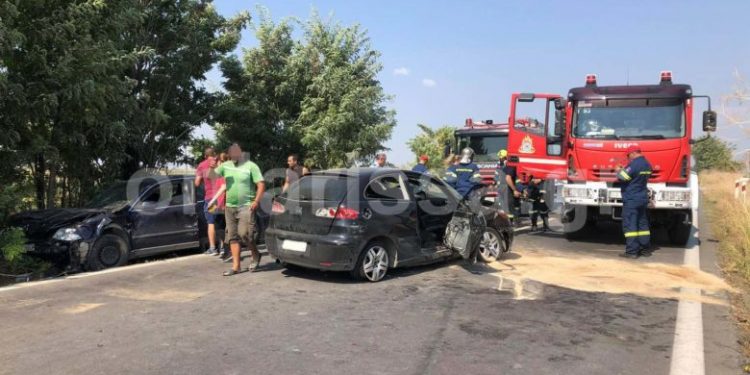 Τρεις τραυματίες σε σοβαρό τροχαίο που έγινε στην Λάρισας – Βόλου (pics)