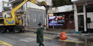 Alldaynews.gr Με live μπουζούκια και ζεϊμπεκιές γκρεμίστηκε ιστορικός οίκος ανοχής στη Λάρισα (pics, vids)