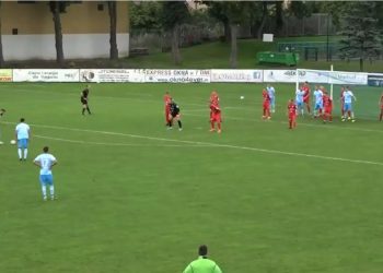 Φανταστικό! Η εκτέλεση φάουλ που έγινε viral – Ο τερματοφύλακας στο τείχος και οι παίκτες στα …γκολπόστ (video)