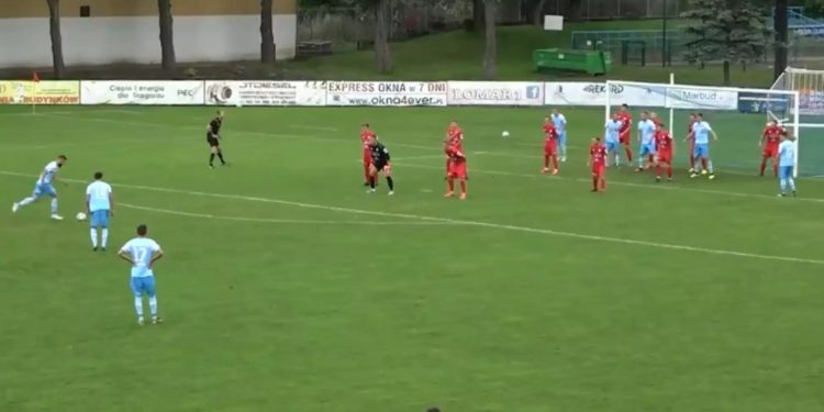 Φανταστικό! Η εκτέλεση φάουλ που έγινε viral – Ο τερματοφύλακας στο τείχος και οι παίκτες στα …γκολπόστ (video)